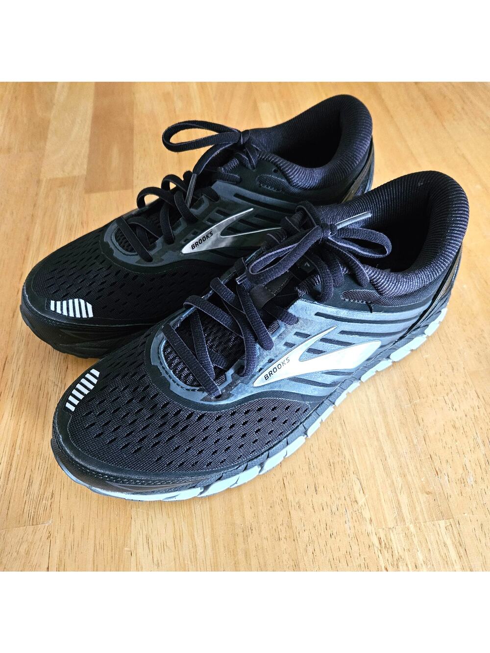 Brooks Beast 18 Mens Size 8 Running Shoes Black EUC